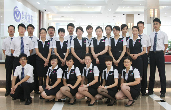 興業(yè)銀行工作人員身著定制工作服